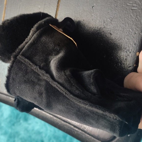 Echo Elegant Black and Gold Patterned Gloves - Picture 10 of 12